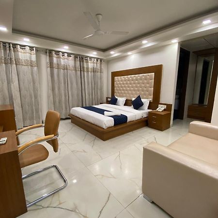 Hotel Leaf 9 Boutique, Near Golf Course Road And Galleria Market คูร์เคาน์ ภายนอก รูปภาพ