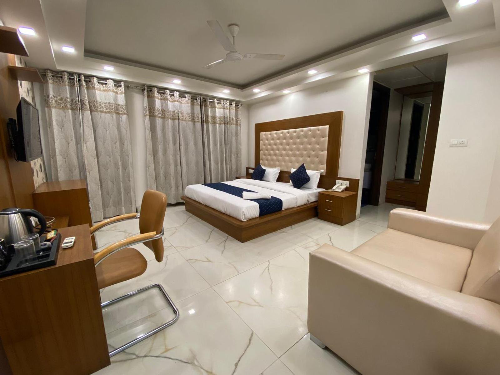 Hotel Leaf 9 Boutique, Near Golf Course Road And Galleria Market คูร์เคาน์ ภายนอก รูปภาพ