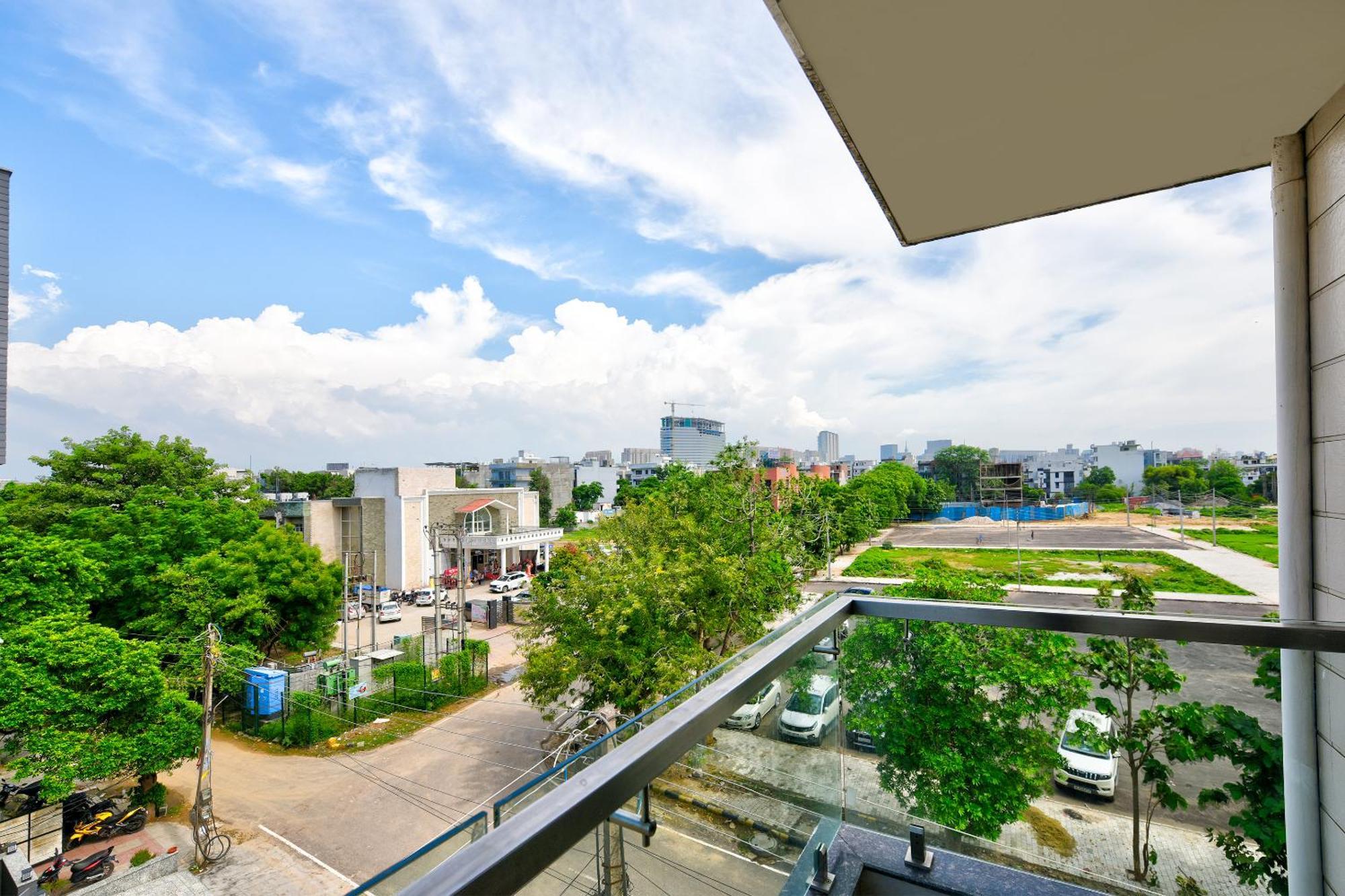 Hotel Leaf 9 Boutique, Near Golf Course Road And Galleria Market คูร์เคาน์ ภายนอก รูปภาพ