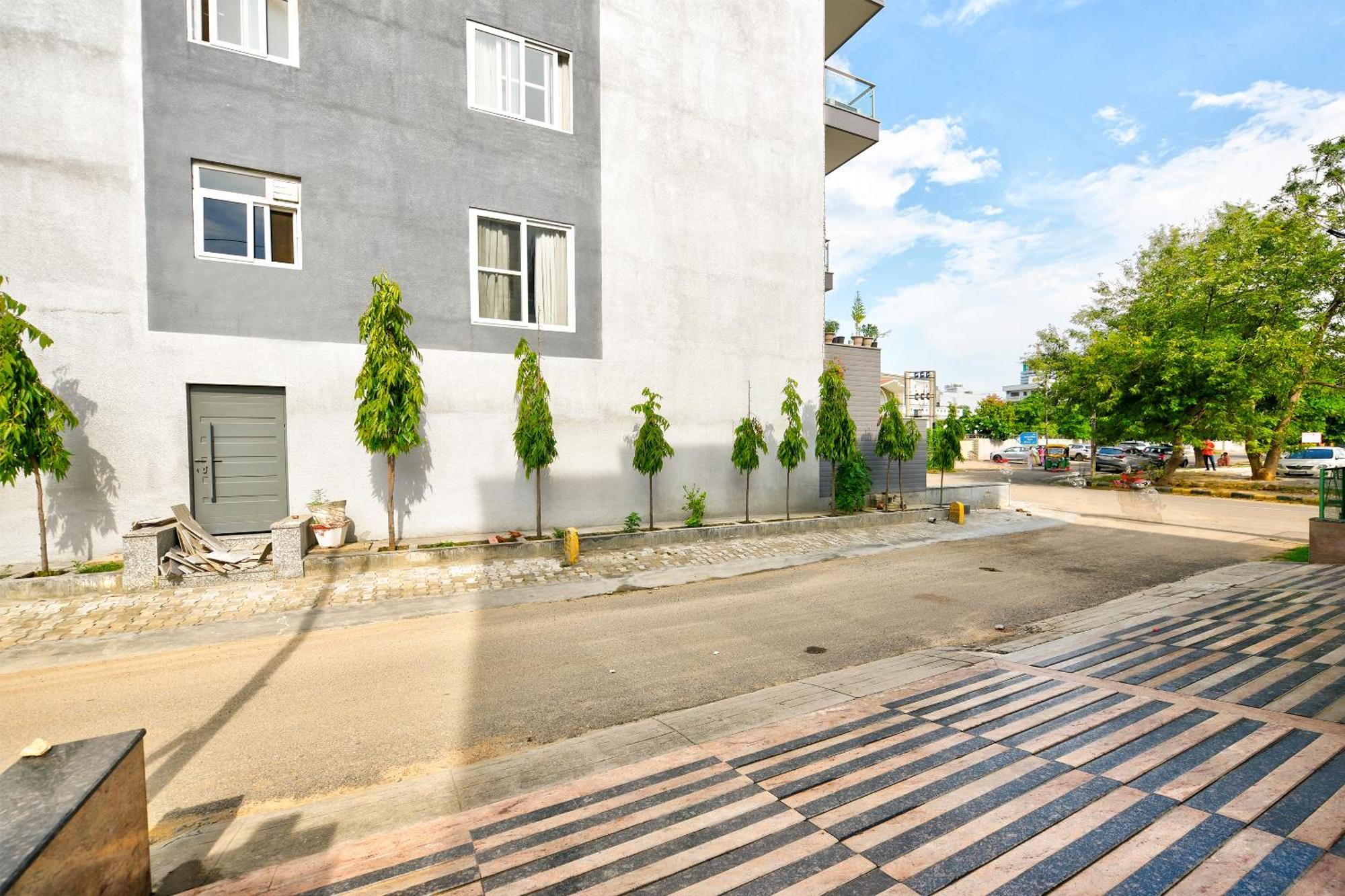 Hotel Leaf 9 Boutique, Near Golf Course Road And Galleria Market คูร์เคาน์ ภายนอก รูปภาพ