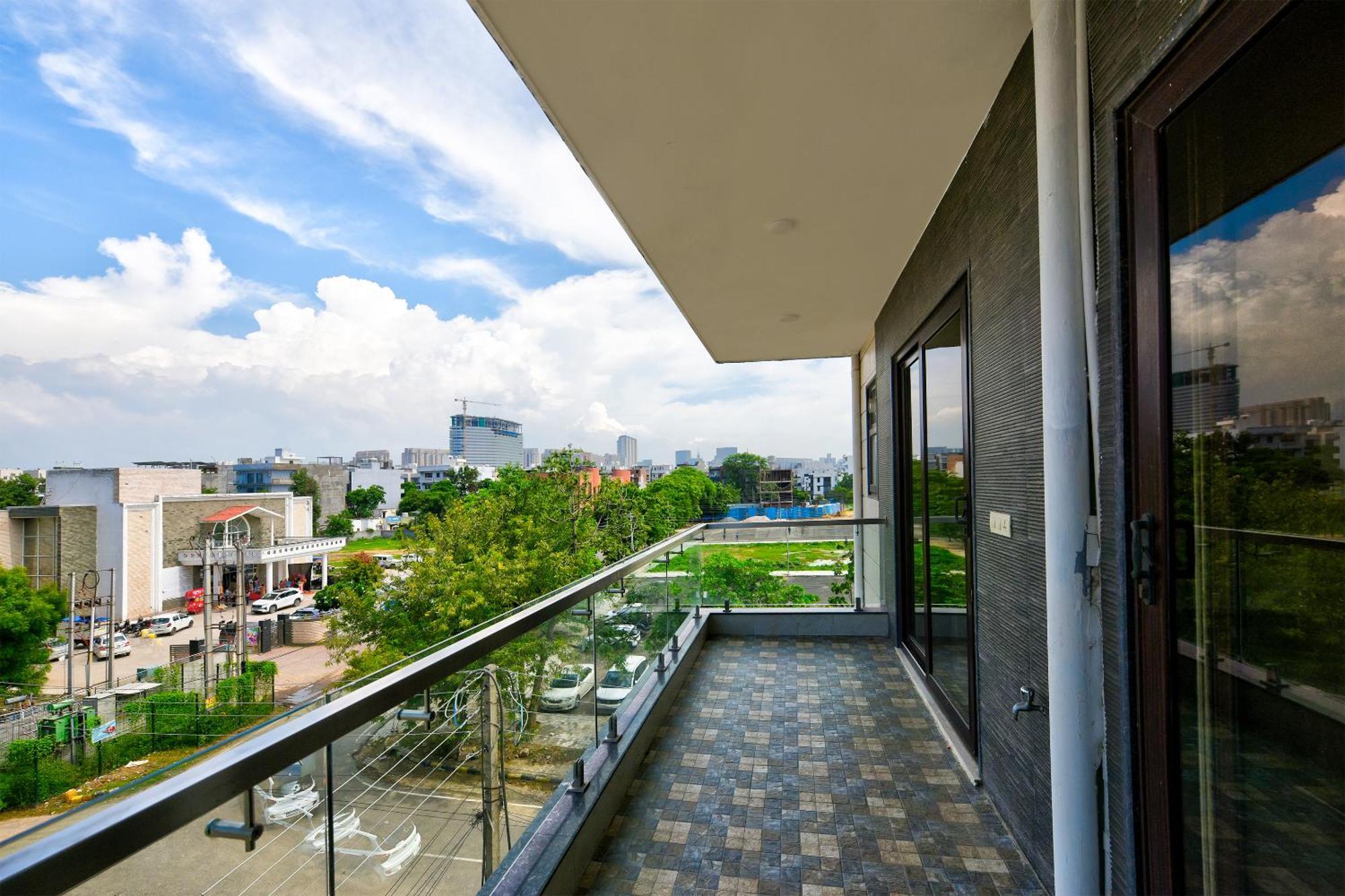 Hotel Leaf 9 Boutique, Near Golf Course Road And Galleria Market คูร์เคาน์ ภายนอก รูปภาพ