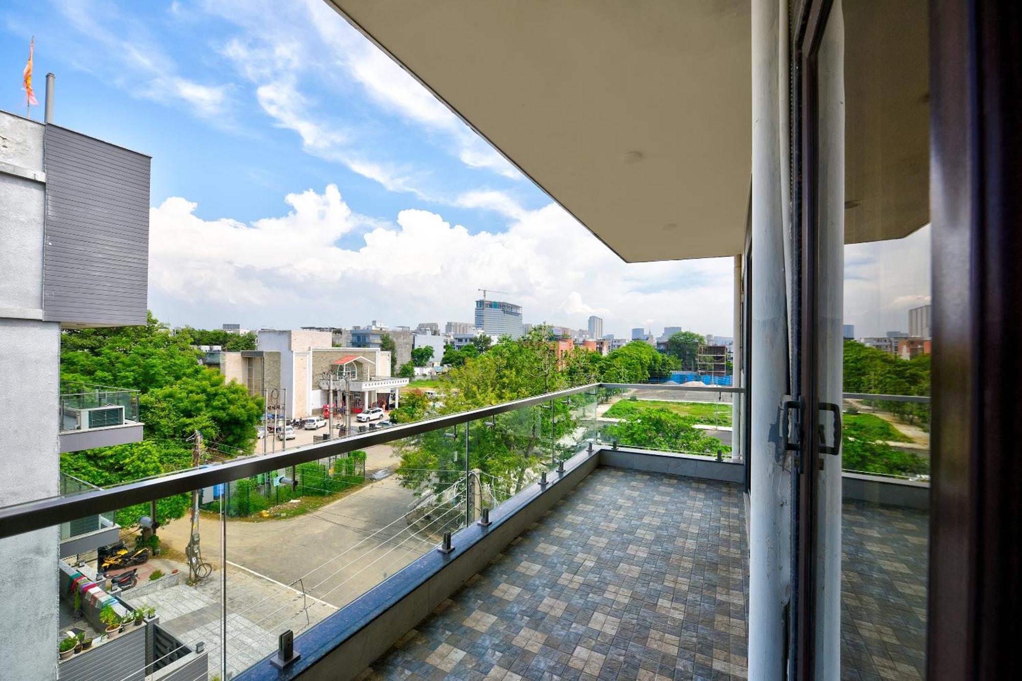 Hotel Leaf 9 Boutique, Near Golf Course Road And Galleria Market คูร์เคาน์ ภายนอก รูปภาพ