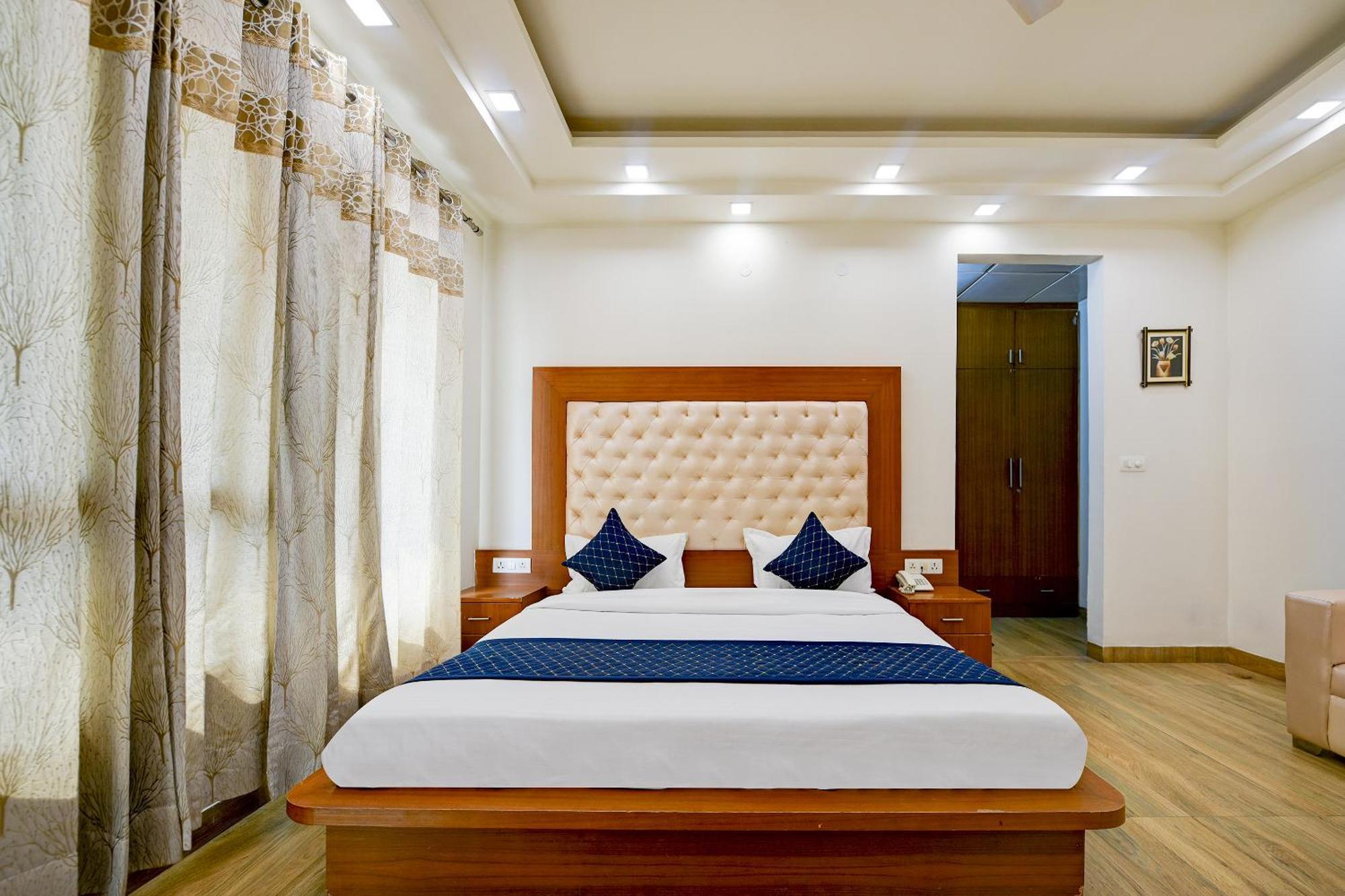 Hotel Leaf 9 Boutique, Near Golf Course Road And Galleria Market คูร์เคาน์ ภายนอก รูปภาพ