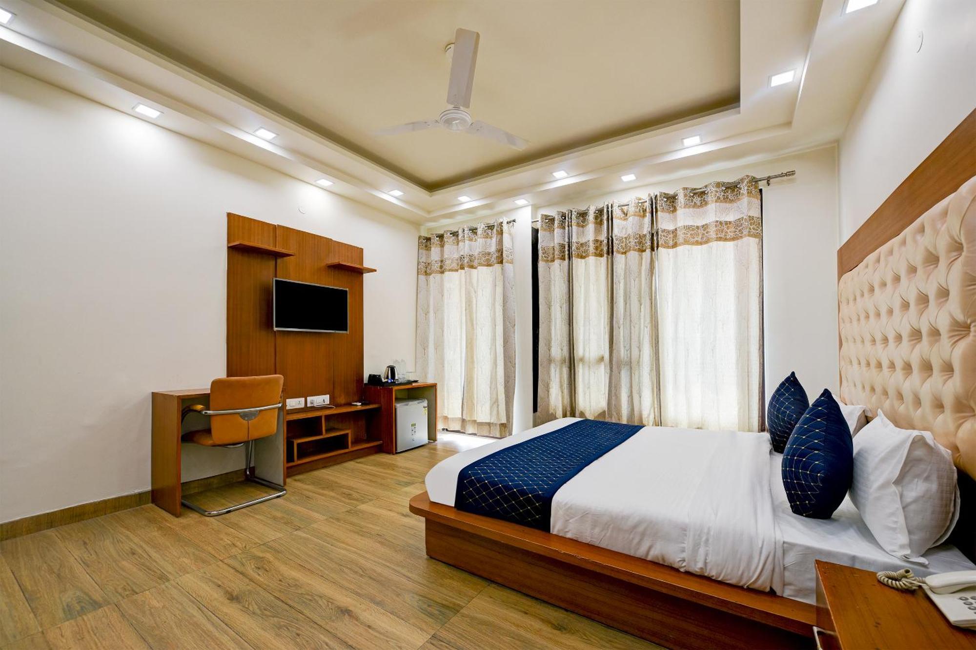 Hotel Leaf 9 Boutique, Near Golf Course Road And Galleria Market คูร์เคาน์ ภายนอก รูปภาพ