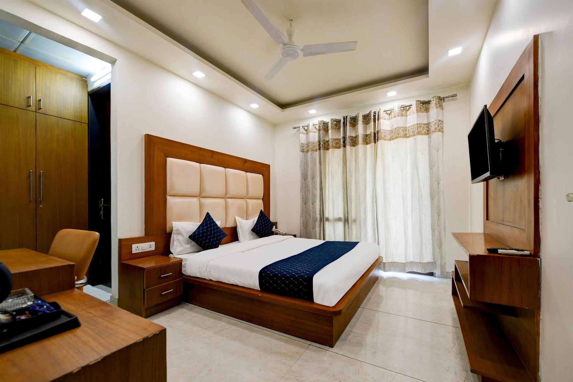 Hotel Leaf 9 Boutique, Near Golf Course Road And Galleria Market คูร์เคาน์ ภายนอก รูปภาพ