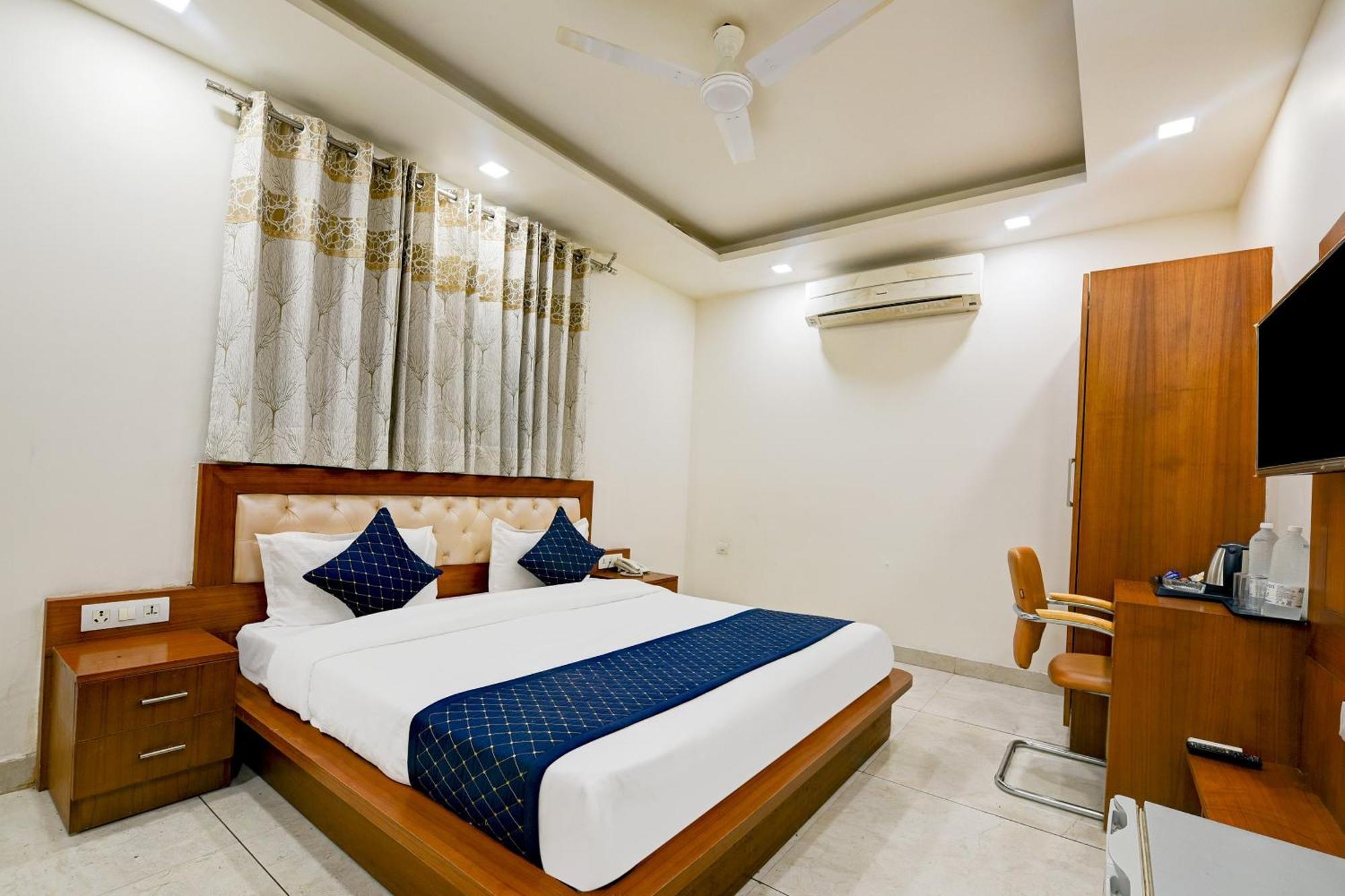 Hotel Leaf 9 Boutique, Near Golf Course Road And Galleria Market คูร์เคาน์ ภายนอก รูปภาพ