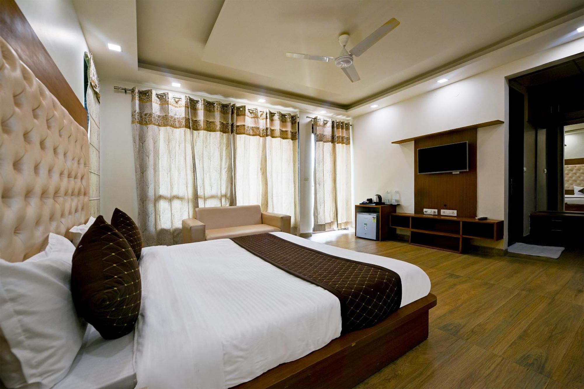 Hotel Leaf 9 Boutique, Near Golf Course Road And Galleria Market คูร์เคาน์ ภายนอก รูปภาพ