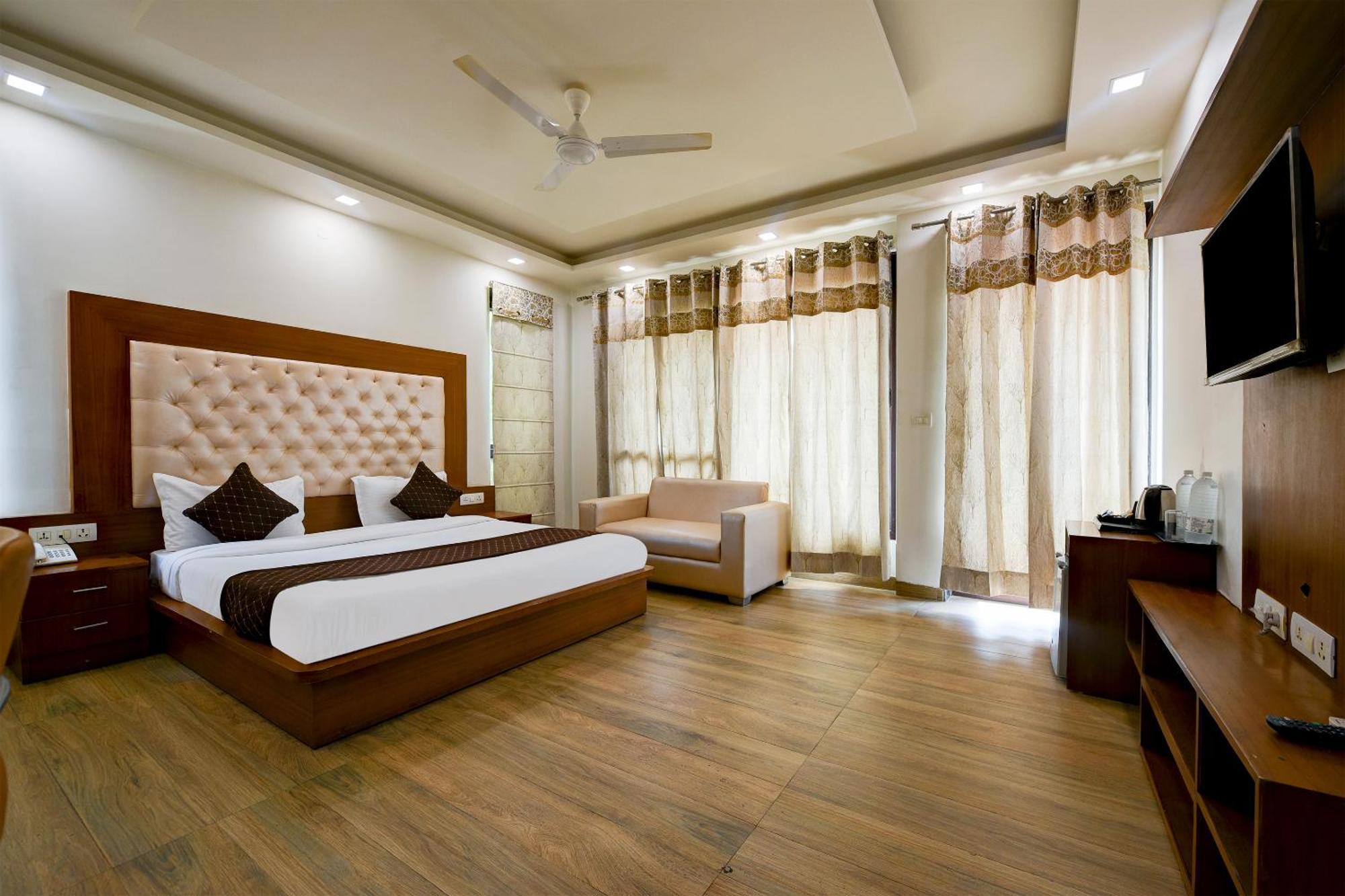 Hotel Leaf 9 Boutique, Near Golf Course Road And Galleria Market คูร์เคาน์ ภายนอก รูปภาพ
