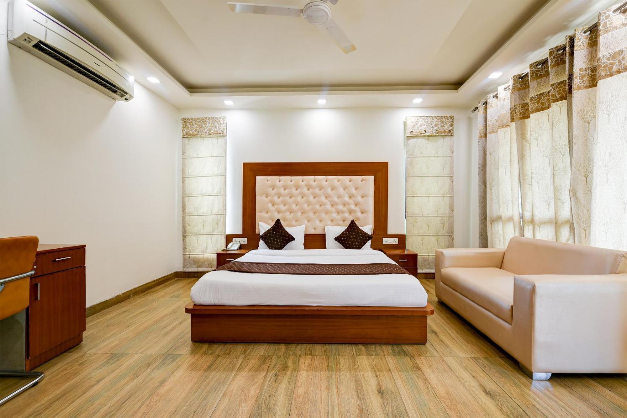 Hotel Leaf 9 Boutique, Near Golf Course Road And Galleria Market คูร์เคาน์ ภายนอก รูปภาพ